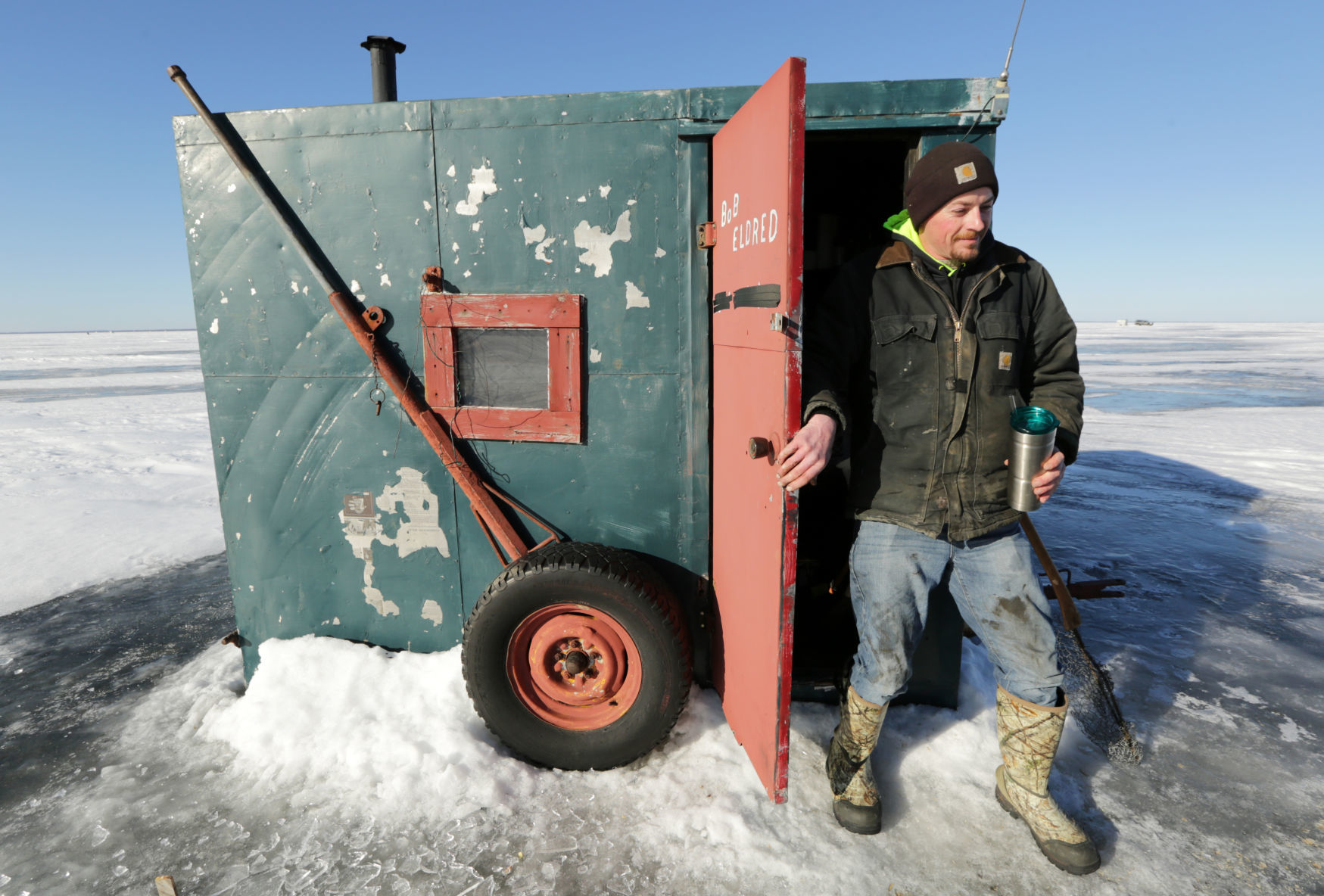 A sturgeon season with limited visibility